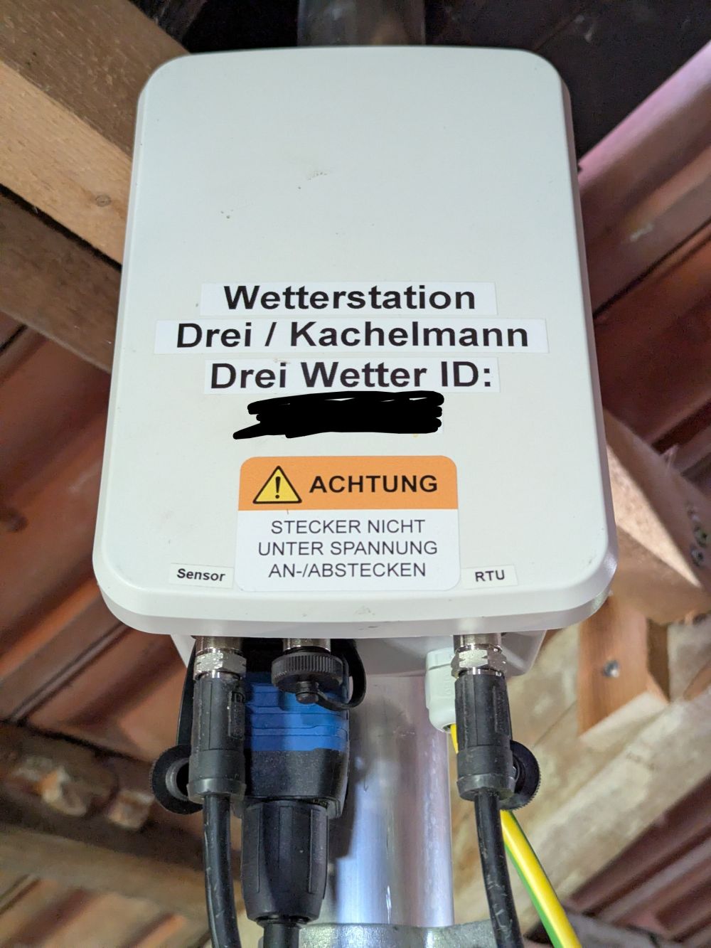 Drei Stromversorgungs/Modembox